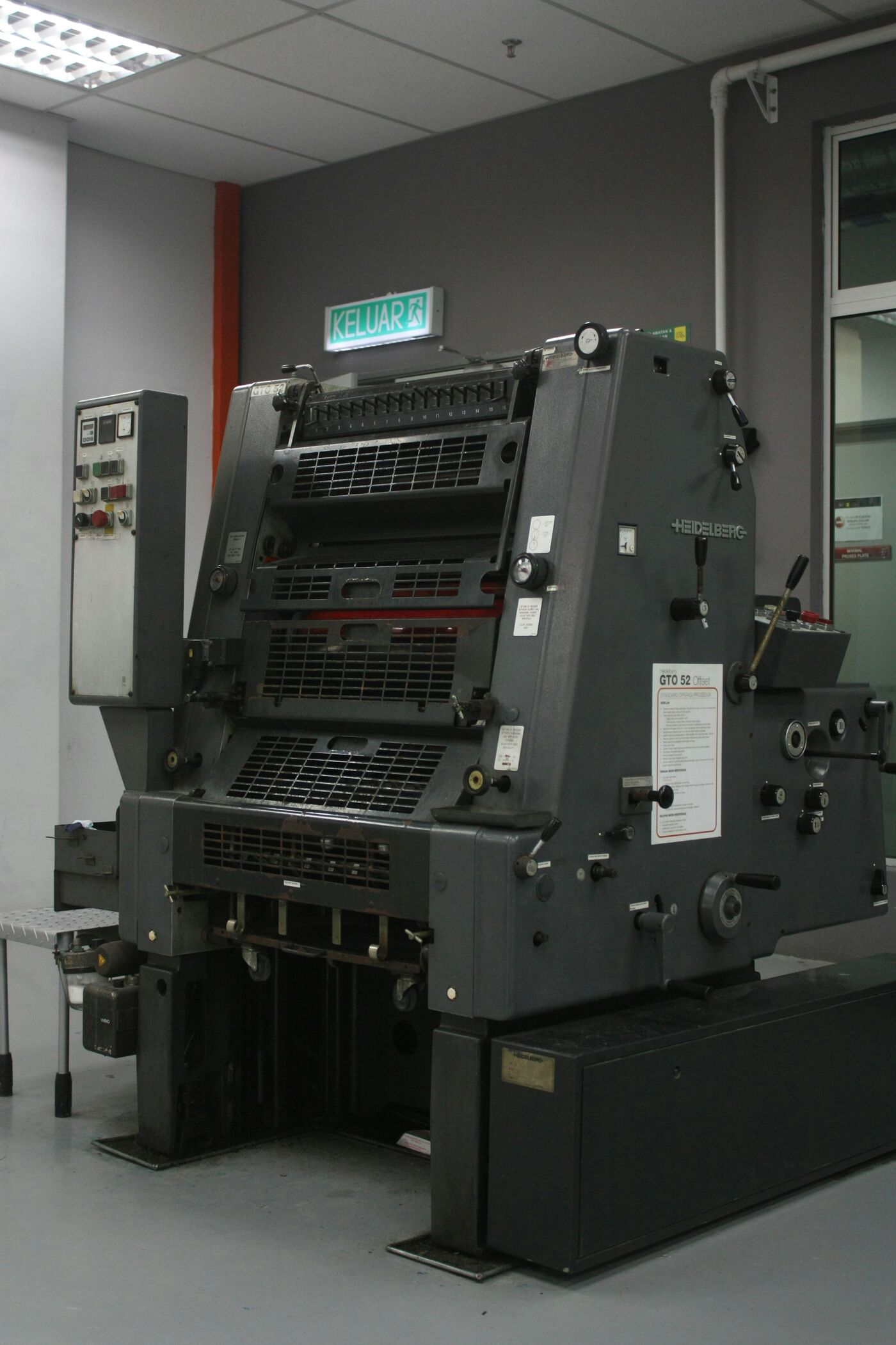 Offset press hall